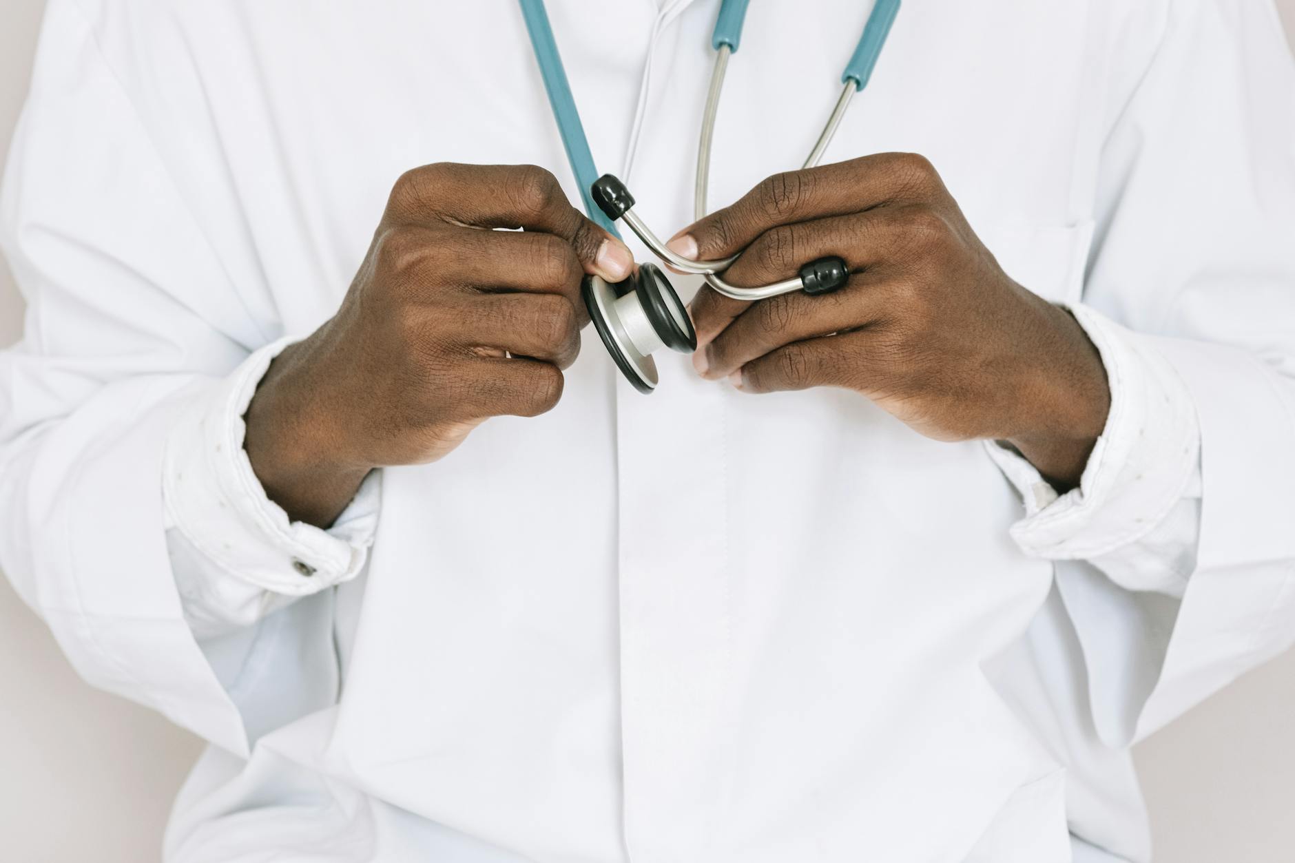 Consultant cardiologist reviewing a breach of duty report