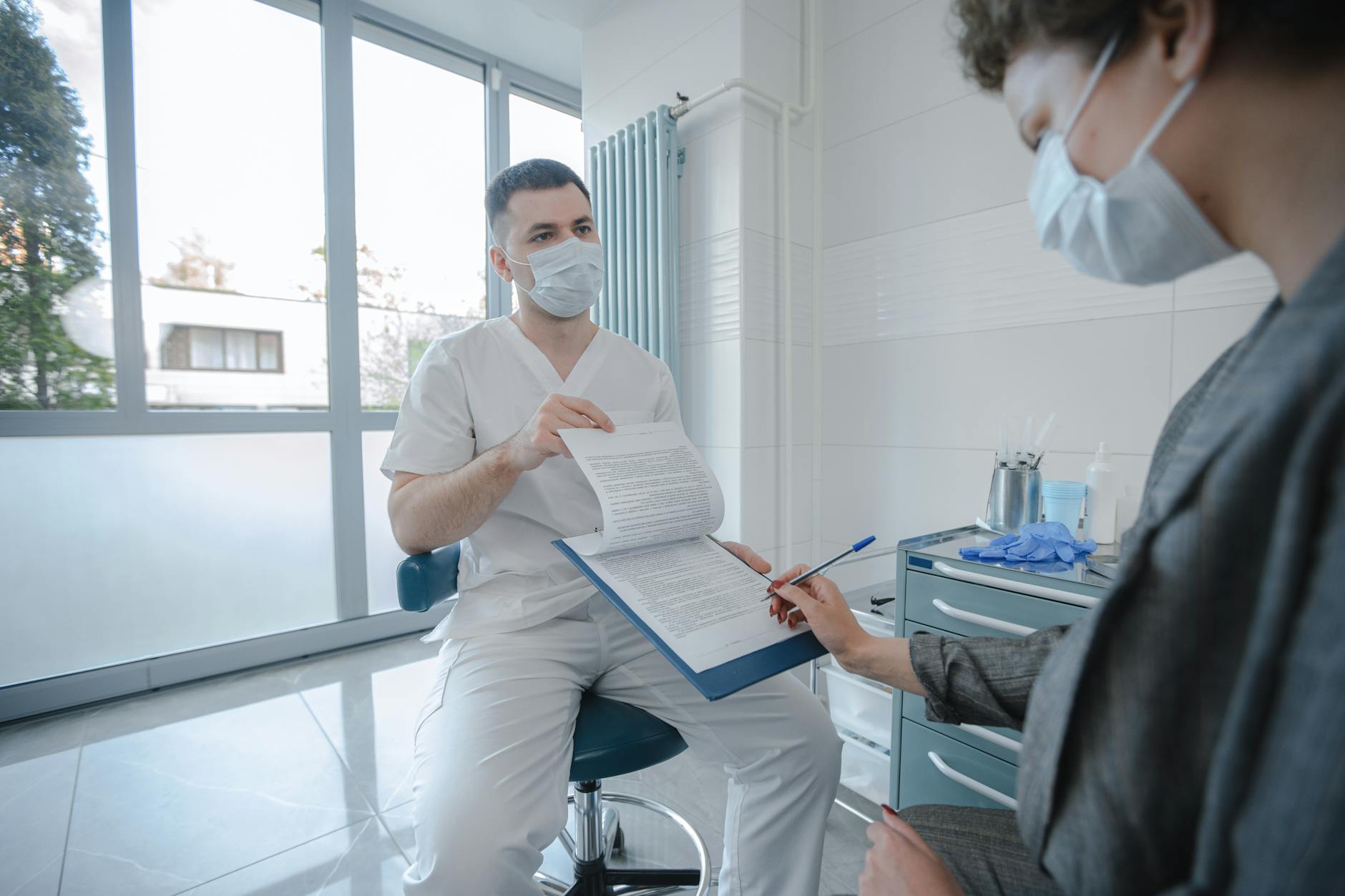 Single joint expert cardiologist reviewing a jointly instructed bundle
