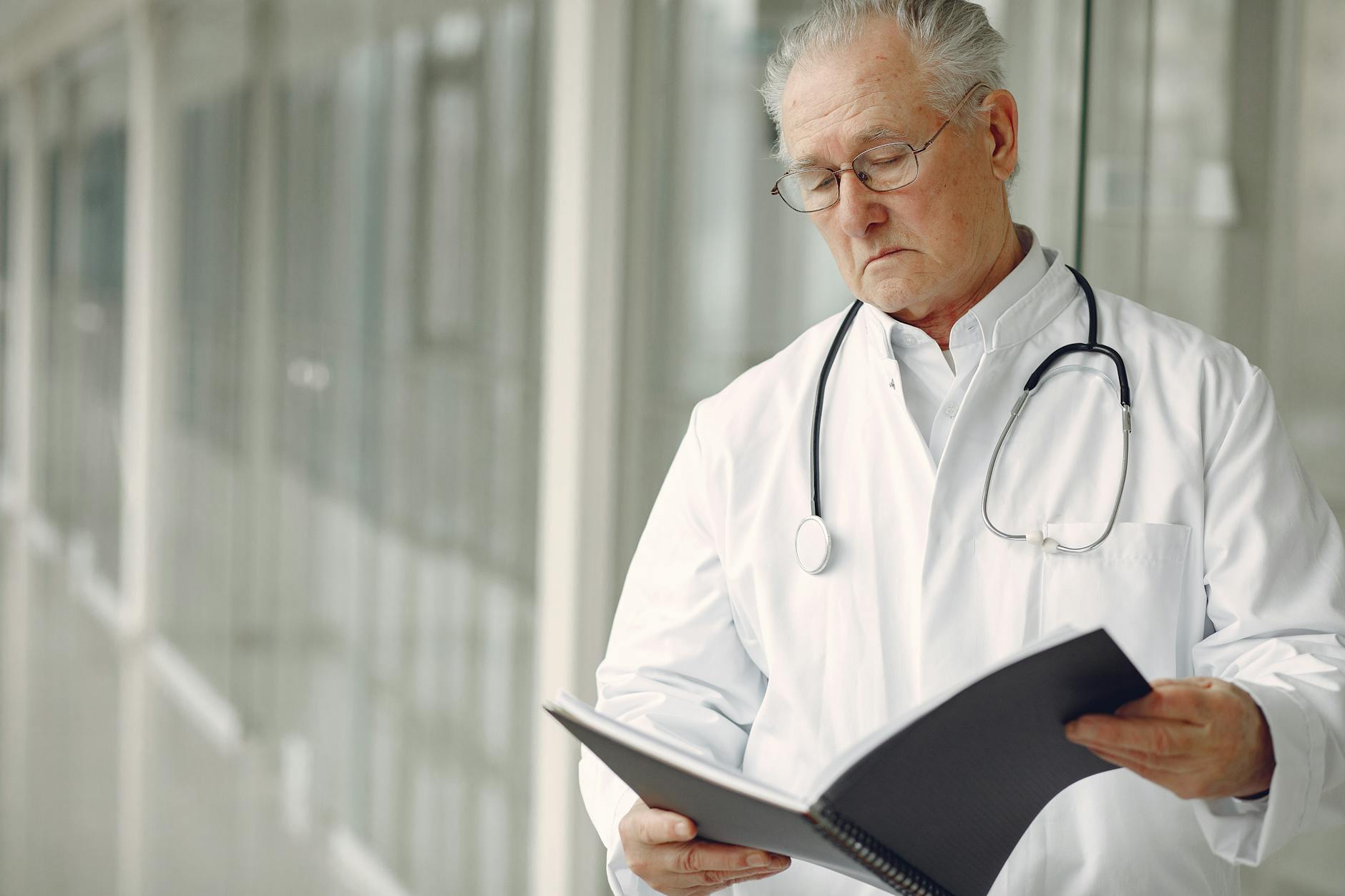 A UK cardiology expert witness reviews an ECG and a CPR Part 35 medico-legal report, analysing cardiac causation in a personal injury claim.