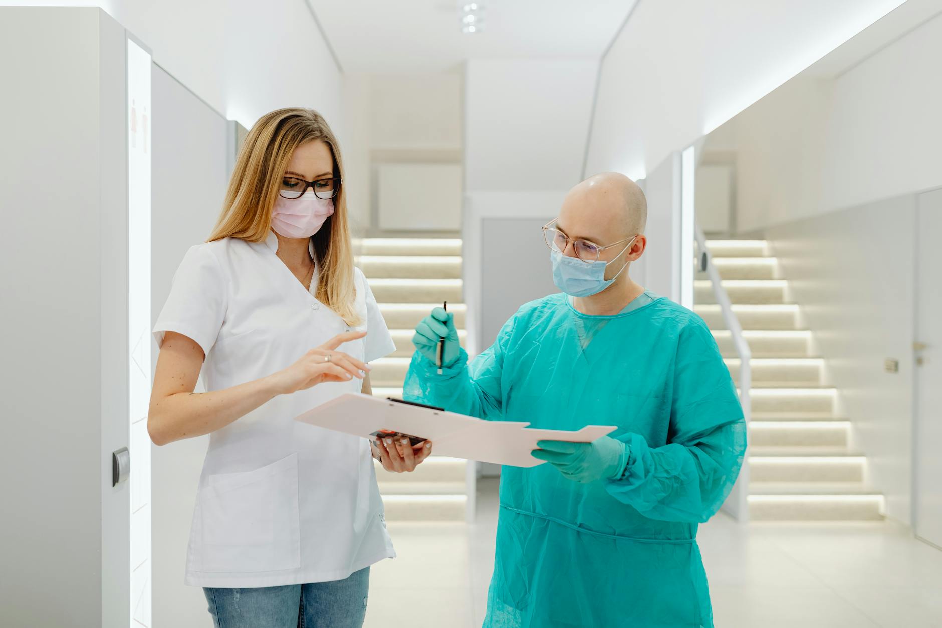 Consultant cardiologist preparing a single joint expert report