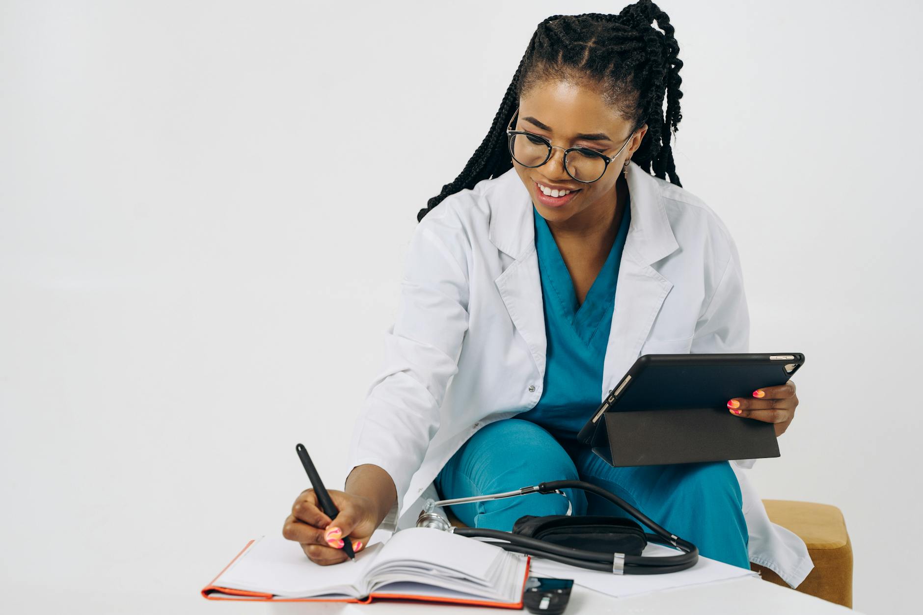 Single joint expert cardiology report on a desk with a stethoscope